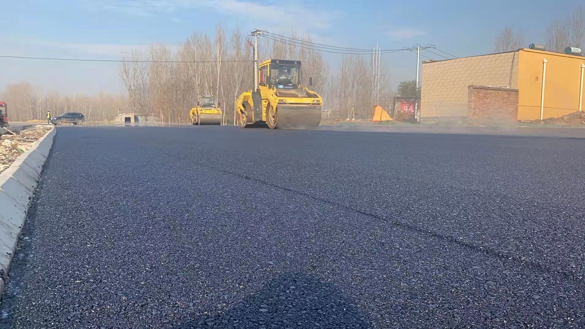 冬季給公路施工鋪設(shè)瀝青，拌合溫度是否需要做調(diào)整？北京瀝青路面施工
